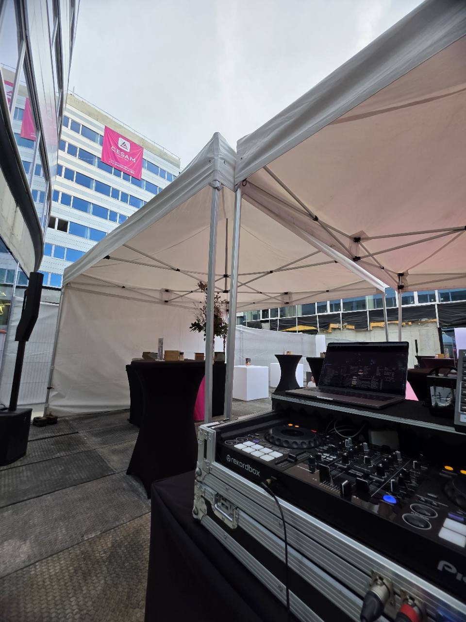 Régie DJ du Jockey Tricolore installée sous une tente pour un cocktail d’entreprise en extérieur